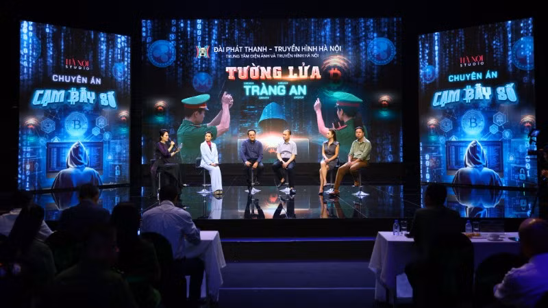 Ê-kíp thực hiện phim "Tường lửa Tràng An" giao lưu tại lễ giới thiệu và khởi động phim.