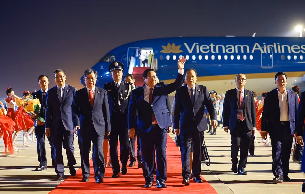 vna-potal-thu-tuong-bat-dau-chuyen-tham-du-hoi-nghi-thuong-dinh-to-chuc-hop-tac-thuong-hai-sco-2025-8245981.jpg