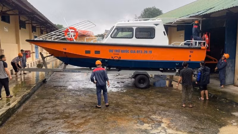 Chi cục Dự trữ Nhà nước khu vực IX tổ chức bàn giao 01 bộ xuồng cao tốc loại DT3 cho Ủy ban nhân dân thành phố Huế phục vụ công tác phòng, chống thiên tai và tìm kiếm cứu nạn. (Ảnh: CDT) 