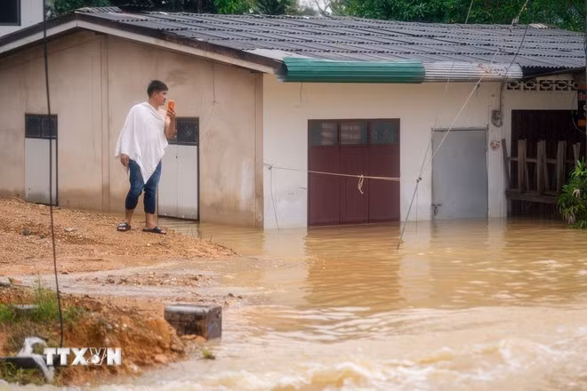 Cảnh ngập lụt tại Hat Yai, tỉnh Songkhla, Thái Lan, ngày 25/11/2025. (Ảnh: THX/TTXVN)