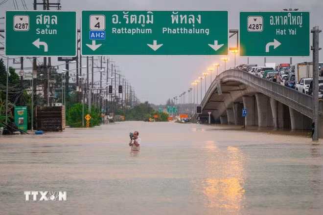 Cảnh ngập lụt tại Hat Yai, tỉnh Songkhla, Thái Lan, ngày 25/11/2025. (Ảnh: THX/TTXVN)