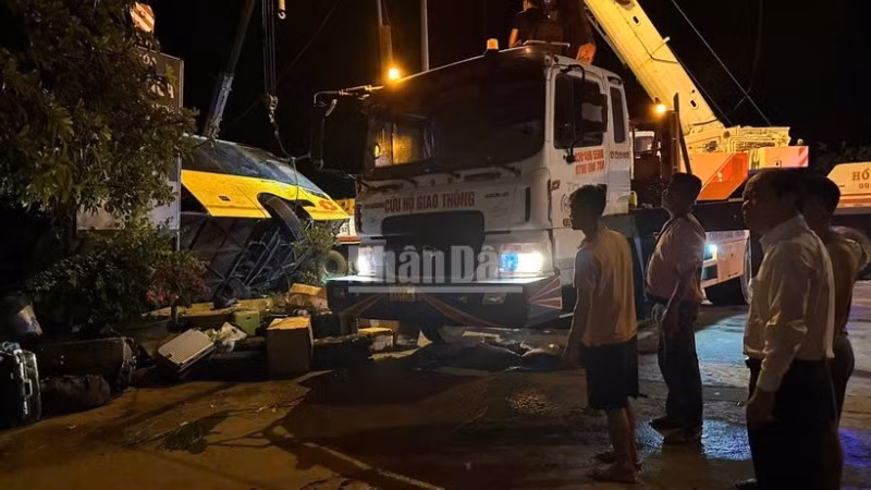 Hiện trường vụ lật xe khách tại Hà Tĩnh ngày 25/7 vừa qua làm 10 người tử vong. (Ảnh: NGÔ TUẤN)