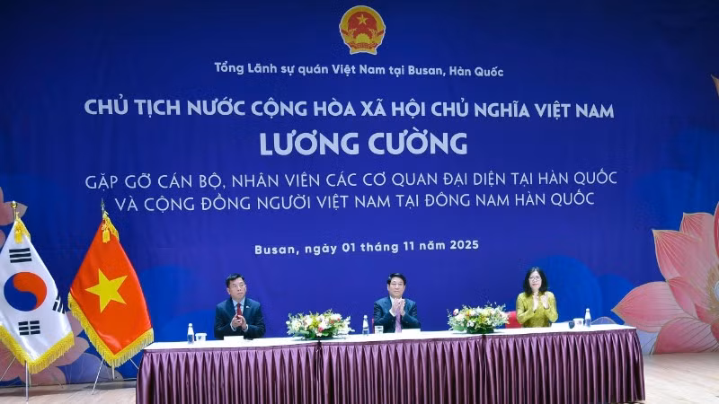 Chủ tịch nước Lương Cường gặp gỡ cán bộ, nhân viên các cơ quan đại diện Việt Nam tại Hàn Quốc và cộng đồng người Việt Nam tại đông nam Hàn Quốc.