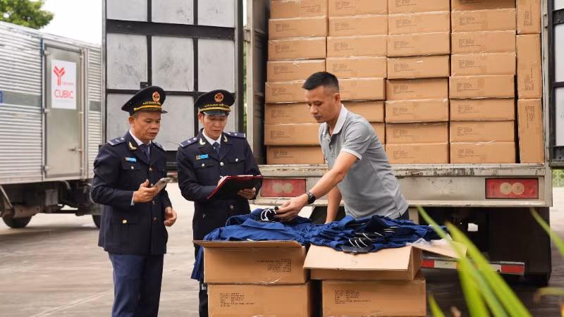 Lực lượng hải quan thực hiện kiểm tra thực tế hàng hóa theo quy định. (Ảnh: Cục Hải quan)