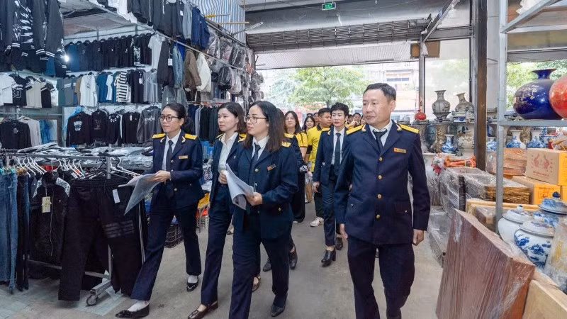 Cơ quan thuế tăng cường tuyên truyền, hỗ trợ hộ kinh doanh tại các chợ truyền thống trong lộ trình thực hiện chính sách thuế mới.