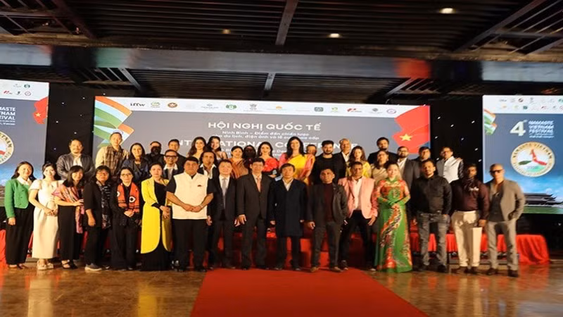 Các đại biểu tham gia hội nghị đối thoại, chia sẻ kinh nghiệm và giới thiệu các mô hình phát triển chiến lược du lịch bền vững giữa các quốc gia.