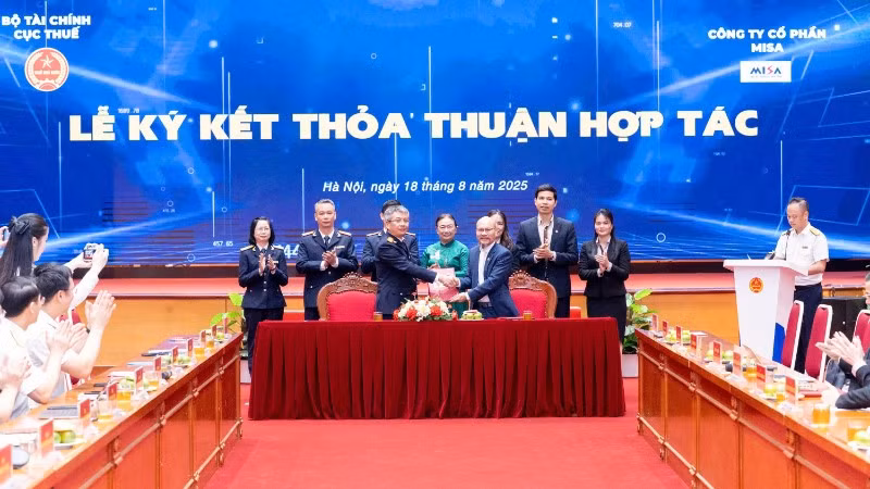 Cục Thuế và Công ty Cổ phần MISA đã ký kết biên bản hợp tác chiến lược nhằm phối hợp triển khai, vận hành và phát triển Cổng thông tin thuế hỗ trợ doanh nhân. (Ảnh: MINH PHƯƠNG)