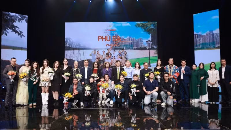 Các nghệ sĩ, diễn viên và ekip thực hiện phim "Phù sa ngọt" của Đài Phát thanh và Truyền hình Hà Nội.
