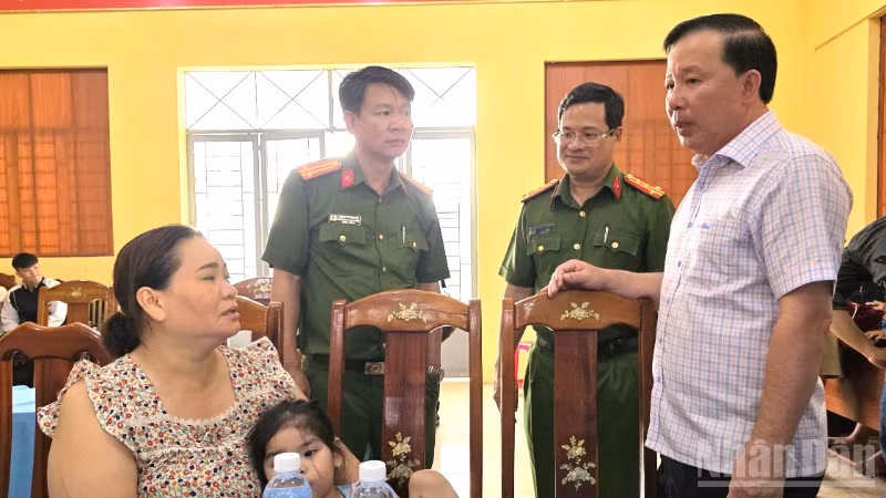 Phó Bí thư Thành ủy, Chủ tịch Ủy ban nhân dân thành phố Đồng Nai Nguyễn Văn Út thăm hỏi hành khách đi trên xe ô-tô trong vụ tai nạn.