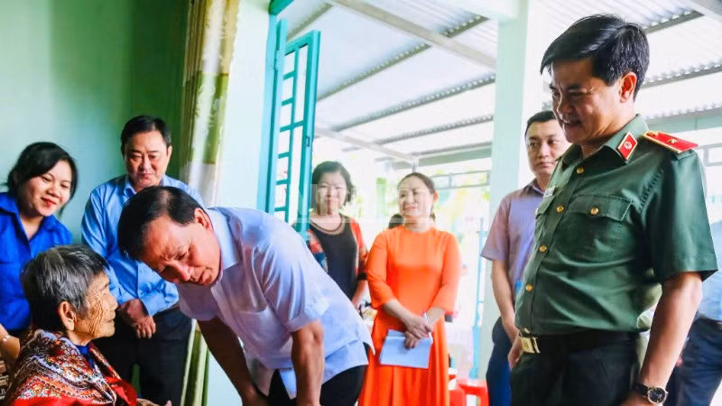 Đoàn lãnh đạo thành phố Đồng Nai thăm Mẹ Việt Nam Anh hùng Hồ Thị Vàng, phường Tân Triều.