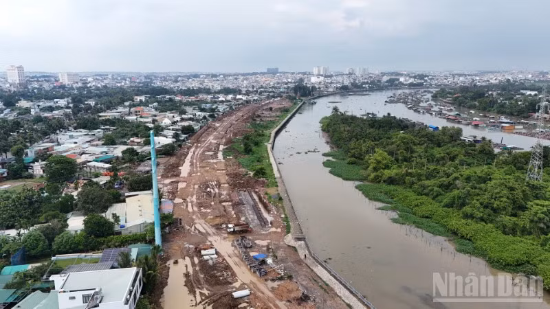 Giải phóng mặt bằng thực hiện dự án đường ven sông Cái (một nhánh của sông Đồng Nai) qua địa bàn phường Trấn Biên, thành phố Đồng Nai.