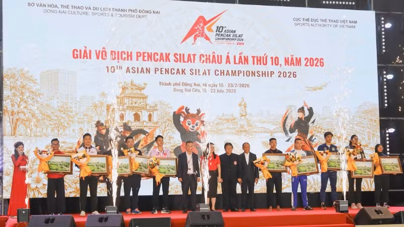Ban tổ chức tặng quà lưu niệm các đội tham gia giải.