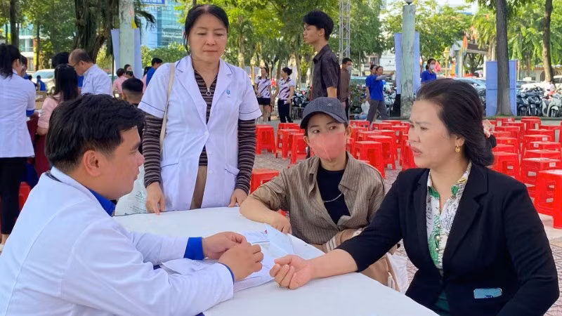 Bác sĩ Bệnh viện Đa khoa Đồng Nai khám bệnh cho người dân.