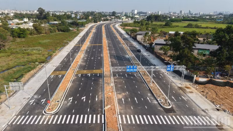 Đường trục trung tâm với 10 làn xe trên địa bàn phường Trấn Biên đã thông xe kỹ thuật.