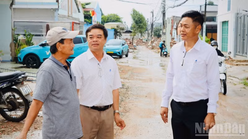 Lãnh đạo phường Tam Hiệp sâu sát với người dân bị ảnh hưởng trong quá trình thực hiện dự án trọng điểm trên địa bàn.