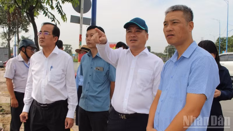 ndo_br_lanh-dao-phuong-tran-bien-khao-sat-thuc-dia-tien-do-du-an-cac-cong-trinh-trong-diem-tren-dia-ban-phuong-8075.jpg