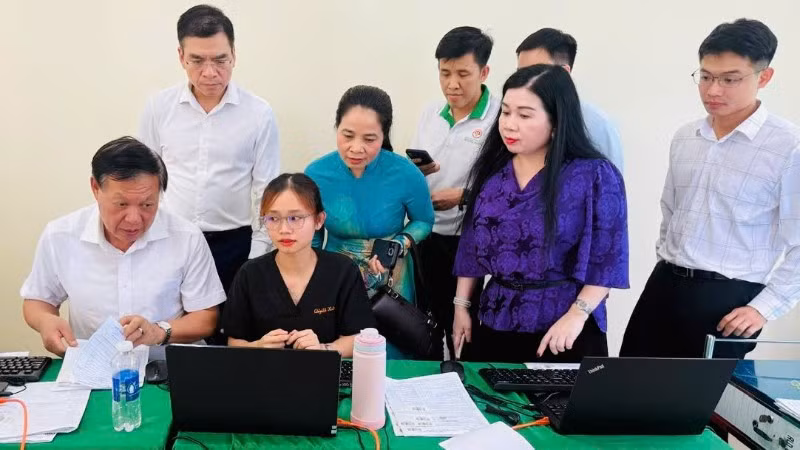 Thứ trưởng Y tế Đỗ Xuân Tuyên và lãnh đạo Sở Y tế Đồng Nai kiểm tra việc tổ chức khám sức khỏe miễn phí toàn dân tại phường Trị An.