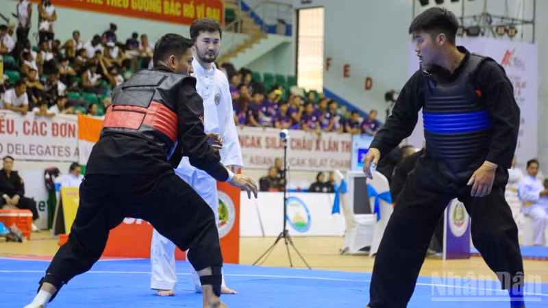 Một trận chung kết nội dung nam đối kháng.