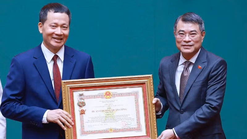 Thủ tướng Chính phủ Lê Minh Hưng trao Huân chương Quân công hạng Nhất của Chủ tịch nước tặng đồng chí Vũ Hồng Văn.