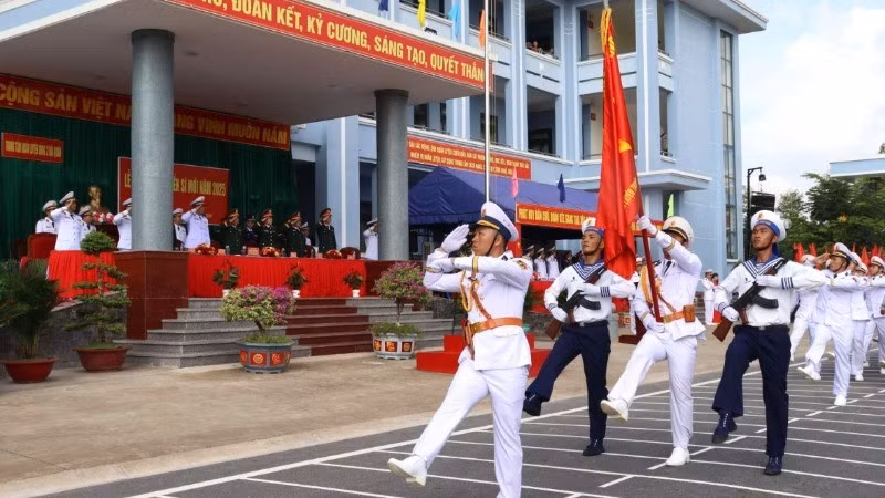 Duyệt đội ngũ trong lễ tuyên thệ. 