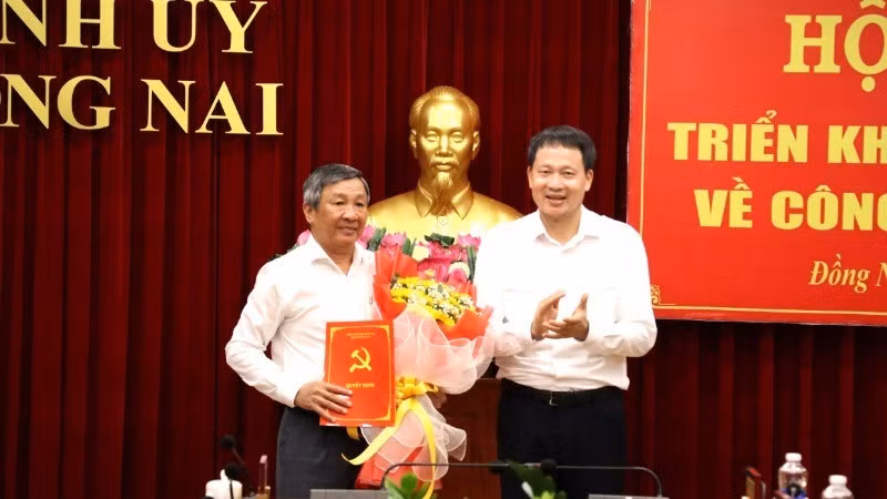 Đồng chí Vũ Hồng Văn, Bí thư Tỉnh ủy, Trưởng Đoàn đại biểu Quốc hội tỉnh Đồng Nai trao quyết định cho đồng chí Hồ Thanh Sơn. 