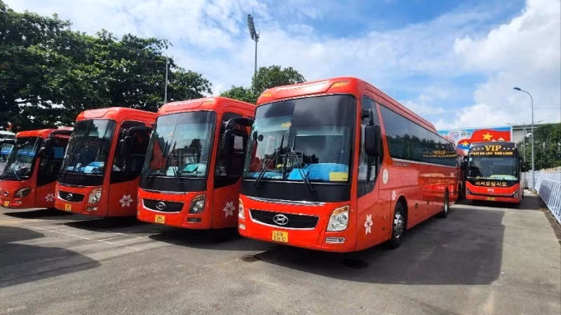 Các xe ô-tô được sử dụng để đưa, đón cán bộ từ Bình Phước sang Đồng Nai làm việc.