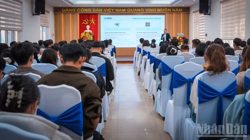 Đông đảo sinh viên Trường đại học Kinh tế-Đại học Đà Nẵng cập nhật các thông tin mới nhất về tài chính số.