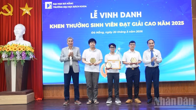 Trường đại học Bách Khoa-Đại học Đà Nẵng vinh danh 3 sinh viên đạt giải tại các cuộc thi cấp quốc tế. (Ảnh: ANH ĐÀO)
