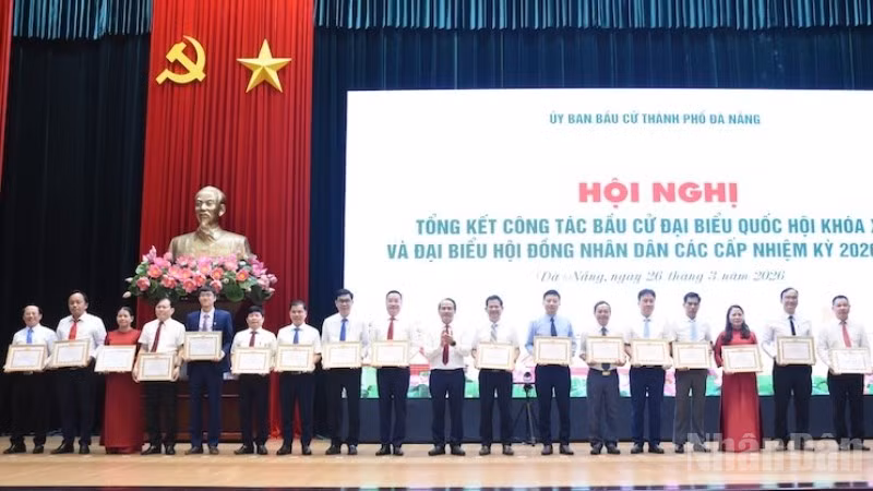 Phó Bí thư Thường trực Thành ủy Đà Nẵng Nguyễn Đình Vĩnh trao Bằng khen cho các tập thể. (Ảnh: ANH ĐÀO)
