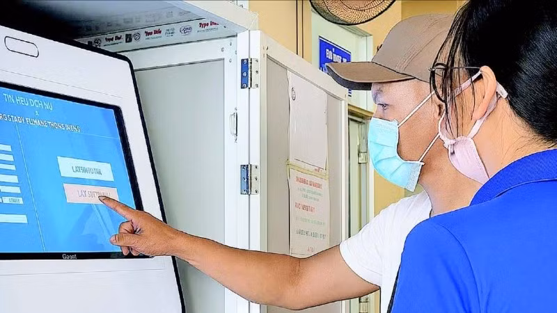 Người dân đặt lịch khám qua ki-ốt thông minh tại Bệnh viện đa khoa Ô Môn.