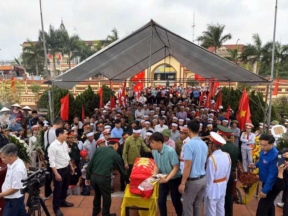 Đông đảo cán bộ, đảng viên, nhân dân địa phương và các cháu học sinh dự lễ truy điệu và an táng hài cốt liệt sĩ Trần Minh Tuyến tại quê nhà.