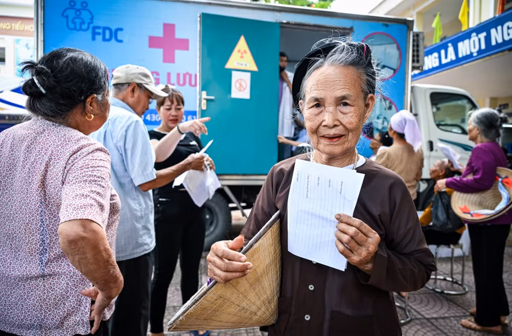 Số tiền người dân phải chi trả cho chăm sóc y tế vẫn ở mức cao là trở ngại lớn trong tiếp cận y tế đối với người cao tuổi . Ảnh: Thành Đạt
