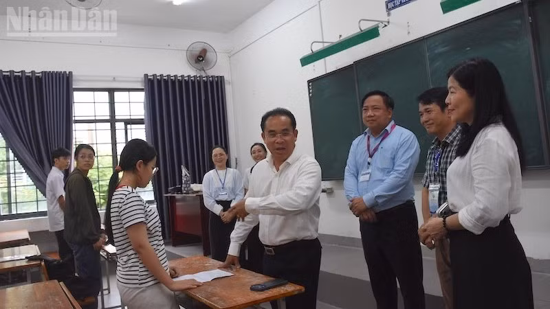Ông Trần Anh Tuấn, Phó Chủ tịch Ủy ban nhân dân thành phố Đà Nẵng, Trưởng ban Chỉ đạo kỳ thi tốt nghiệp trung học phổ thông năm 2026 thành phố Đà Nẵng, động viên các thí sinh tại điểm thi Trường trung học phổ thông Phan Châu Trinh. (Ảnh: ANH ĐÀO)