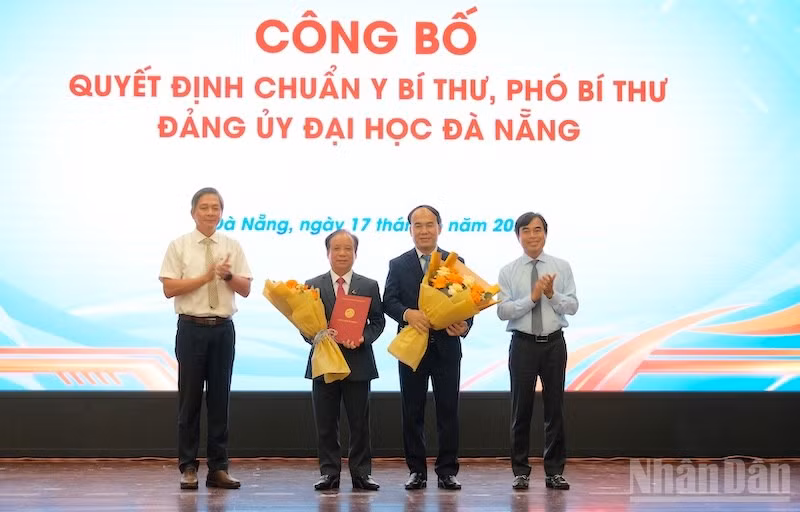 Ban Thường vụ Đảng ủy Ủy ban nhân dân thành phố Đà Nẵng trao các quyết định chuẩn y các chức danh Bí thư, Phó Bí thư Đảng ủy Đại học Đà Nẵng.