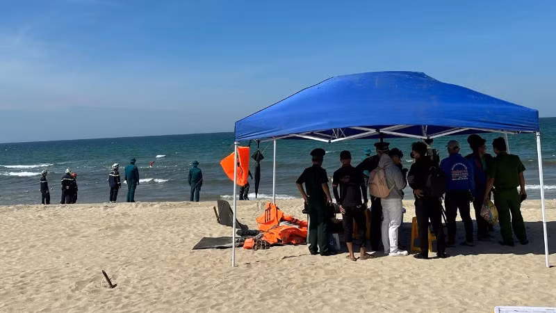 Lực lượng chức năng tập trung tìm kiến du khách nghi mất tích trên biển. (Ảnh: Bộ chỉ huy Quân sự thành phố cung cấp)