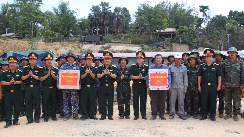 Thượng tướng Trương Thiên Tô trao quà động viên các lực lượng quân đội, đơn vị thi công và ban giám hiệu các trường.