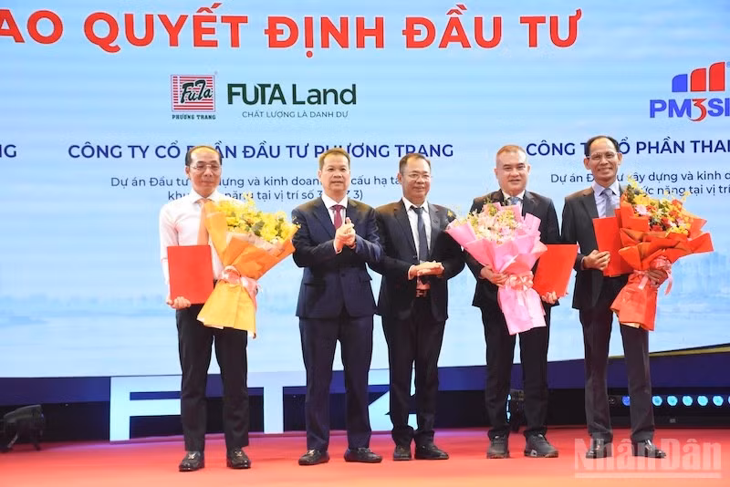 Lãnh đạo thành phố Đà Nẵng trao các Quyết định chấp thuận đầu tư và Giấy chứng nhận đăng ký đầu tư cho các dự án hạ tầng FTZ số 2, FTZ số 3 và FTZ số 4. (Ảnh: ANH ĐÀO)