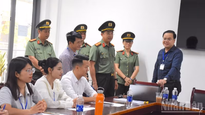 Đồng chí đại tá Nguyễn Đại Đồng thăm nơi làm việc, trực tiếp nhận thông tin của Hội đồng thi Sở Giáo dục và Đào tạo thành phố Đà Nẵng. (Ảnh: ANH ĐÀO)
