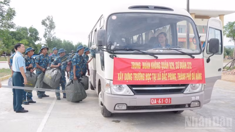Sư đoàn 372 tổ chức xuất quân hỗ trợ xây dựng trường học tại các xã biên giới thành phố Đà Nẵng.