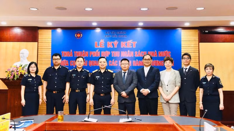 Đại diện Cục Hải quan và lãnh đạo 4 ngân hàng tham gia ký kết hợp tác thu ngân sách. (Ảnh: CHQ)