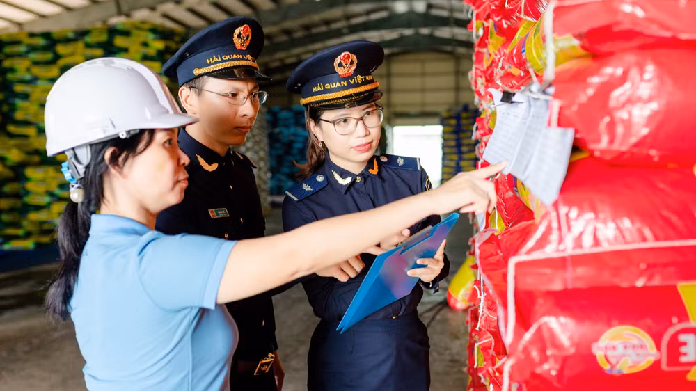 Cơ quan hải quan kiểm tra hàng hóa xuất nhập khẩu tại khu vực tập kết hàng. (Ảnh: CHQ)