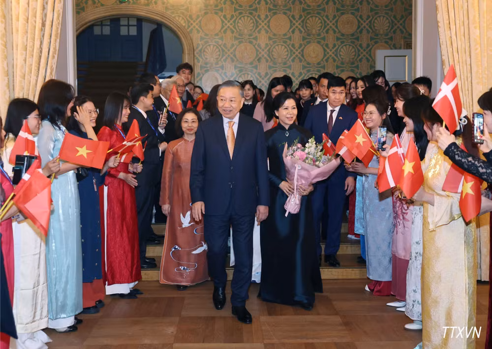 Tổng Bí thư, Chủ tịch nước Tô Lâm và Phu nhân Ngô Phương Ly dự buổi gặp gỡ cán bộ, nhân viên Đại sứ quán Việt Nam tại Đan Mạch và cộng đồng người Việt Nam tại Đan Mạch, Iceland và Nam Thụy Điển. (Ảnh: Thống Nhất – TTXVN) 
