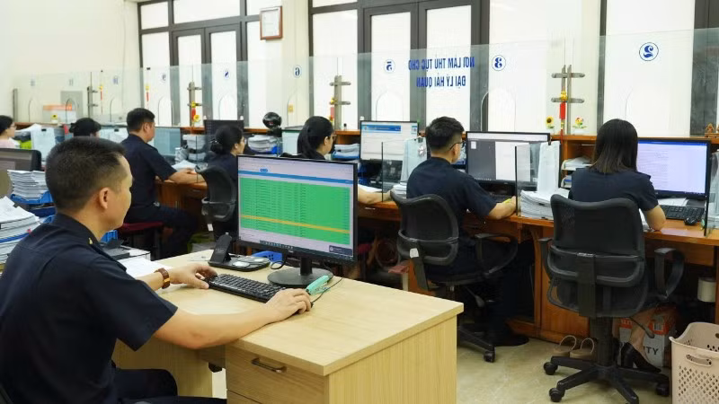Cán bộ hải quan xử lý thủ tục đối với hàng hóa xuất nhập khẩu trên hệ thống điện tử.