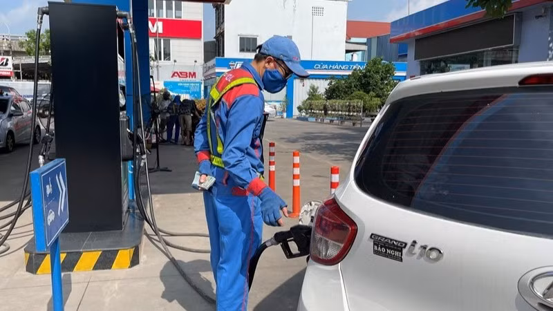 Kéo dài hỗ trợ thuế xăng dầu nhằm giảm áp lực chi phí cho người dân và doanh nghiệp. (Ảnh: KD)