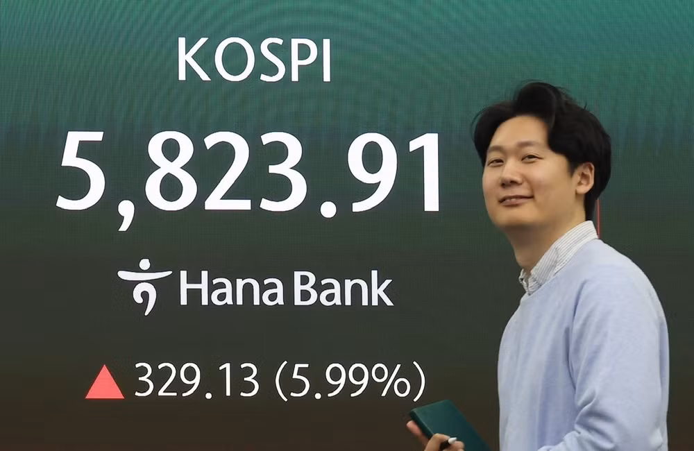 Màn hình hiển thị chỉ số KOSPI tại Seoul, Hàn Quốc ngày 8/4/2026. (Ảnh: Yonhap/TTXVN)