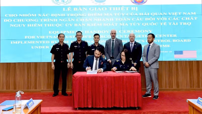 Lễ bàn giao thiết bị cho Nhóm xác định trọng điểm ma túy của Hải quan Việt Nam. 