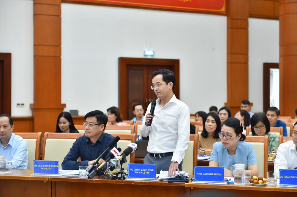 dai-dien-vu-chinh-sach-thue-phi-le-phi.jpg