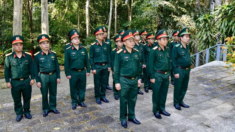 Đoàn công tác Bộ Tư lệnh Thành phố Hồ Chí Minh về nguồn tại Di tích lịch sử Chiến khu Đ. (Ảnh: HỮU TÂN)