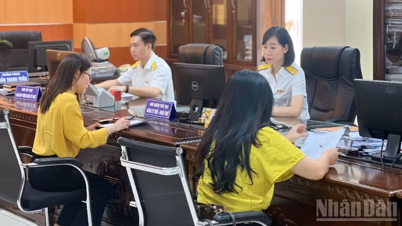 Từ ngày 1/1/2026, người nộp thuế chính thức không phải nộp và không phải kê khai lệ phí môn bài. (Ảnh: MINH PHƯƠNG)
