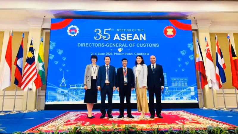 Ông Lưu Mạnh Tưởng - Phó Cục trưởng Cục Hải quan (giữa) dẫn đoàn Hải quan Việt Nam tham dự hội nghị Tổng cục trưởng Hải quan ASEAN lần thứ 35. 
